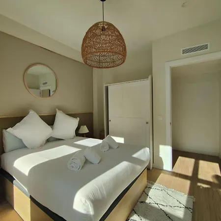 Mr Luxury Born 1br With Balcony Apartment